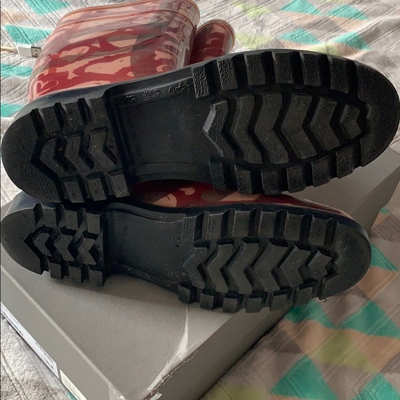 🤑SOLD🤑BURBERRY Rain Boots with Hearts - Picture 4 of 6
